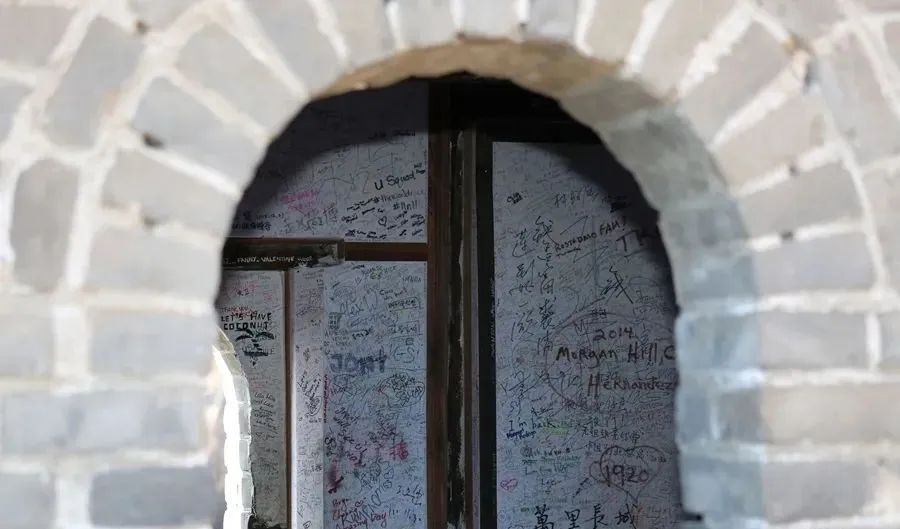 长城在长城涂字“表白”，长城就不值得爱？