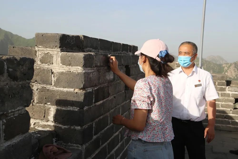 长城在长城涂字“表白”，长城就不值得爱？