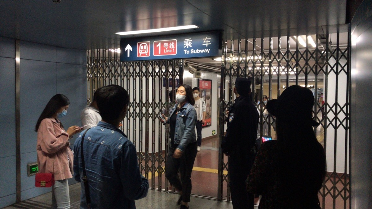 地铁北京地铁1号线王府井站受设备影响部分列车晚点，已处置完毕