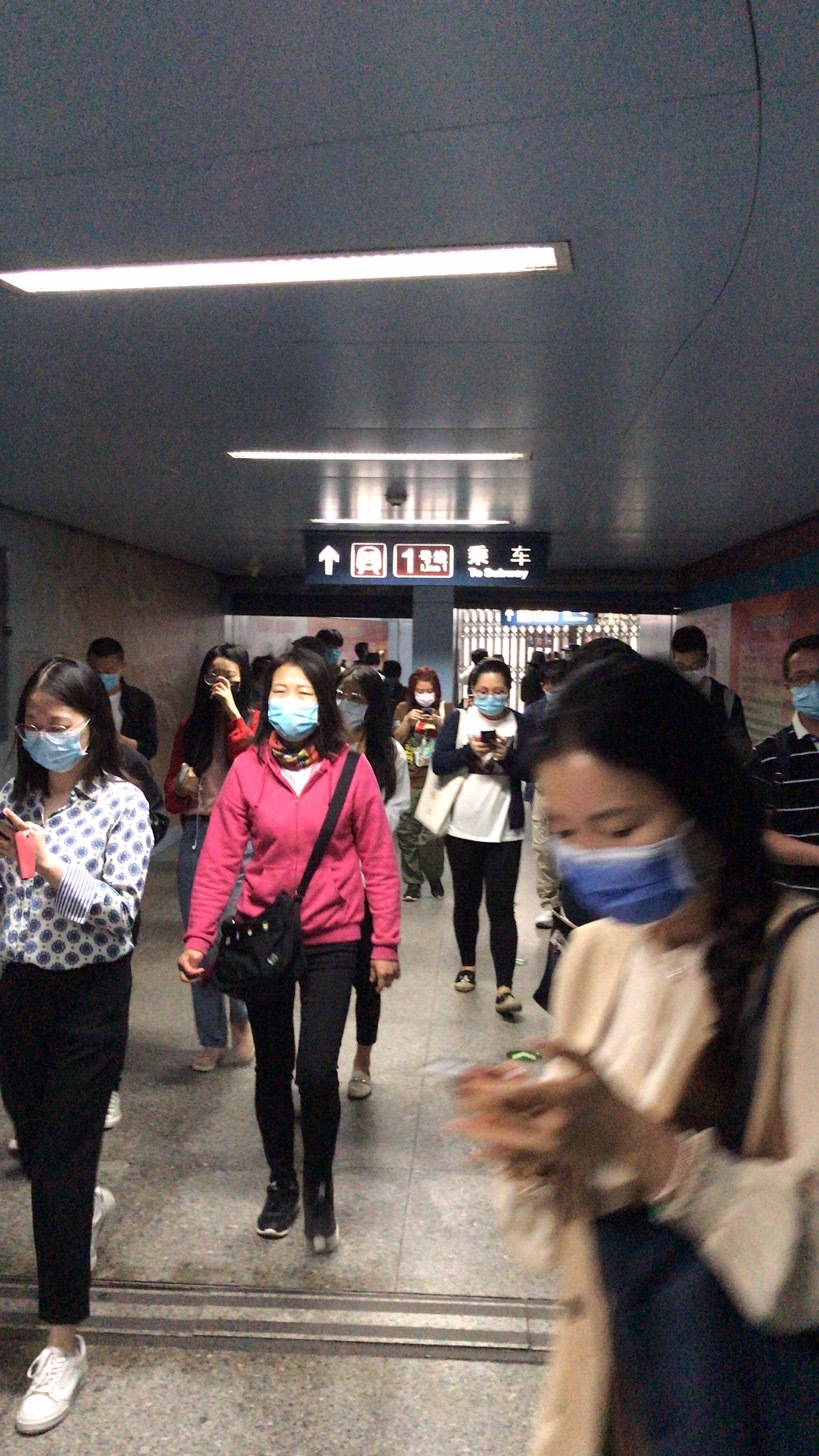 地铁北京地铁1号线王府井站受设备影响部分列车晚点，已处置完毕