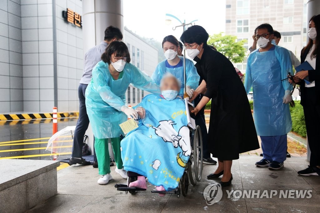 肺炎韩国104岁新冠肺炎患者治愈出院，共接受12次检测