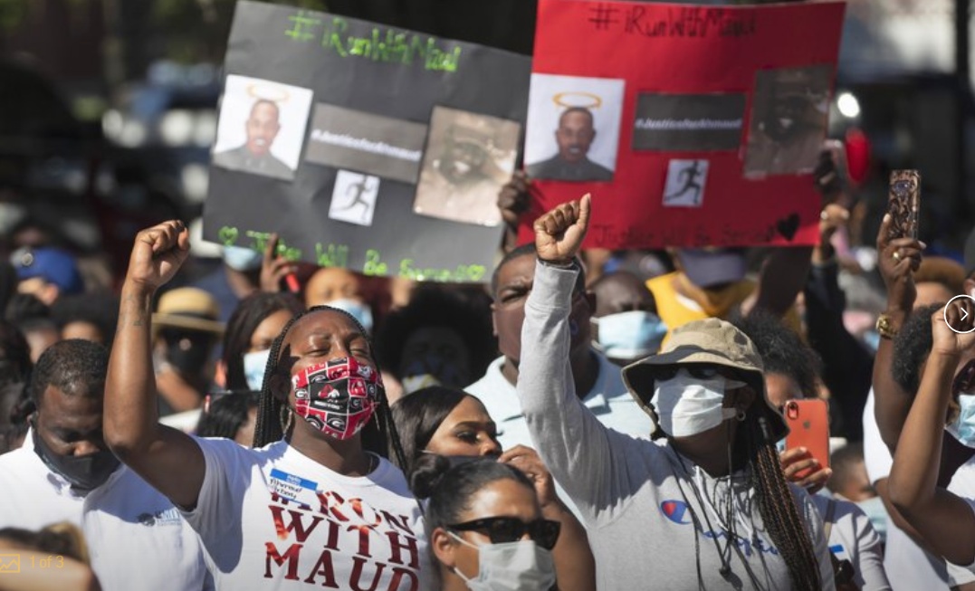 跑步爱跑步的美国黑人现在都在盘算：怎么跑才不会被打死？