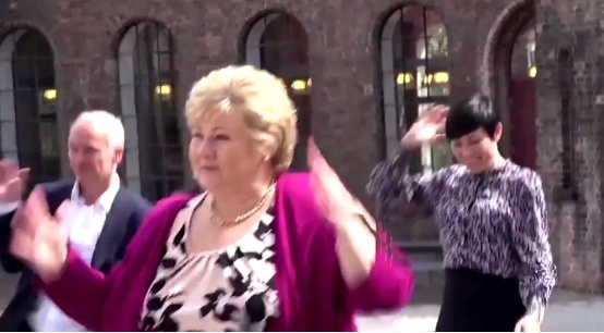 广场舞挪威首相跳“广场舞”庆国庆节，还不忘保持社交距离