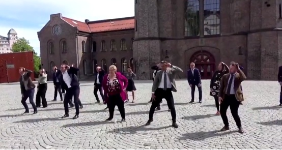 广场舞挪威首相跳“广场舞”庆国庆节，还不忘保持社交距离