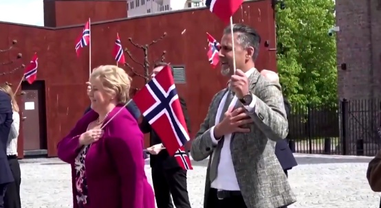 广场舞挪威首相跳“广场舞”庆国庆节，还不忘保持社交距离