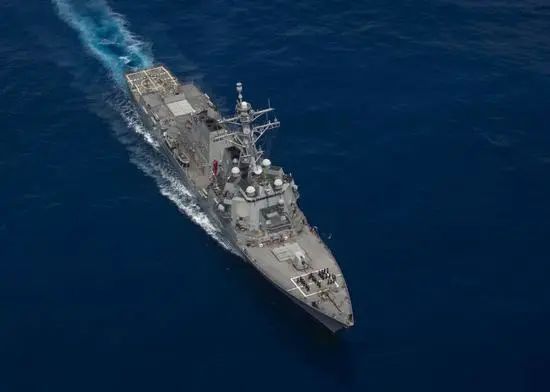 航母美军一艘驱逐舰驶入东海,水兵在甲板拼出“115”字样