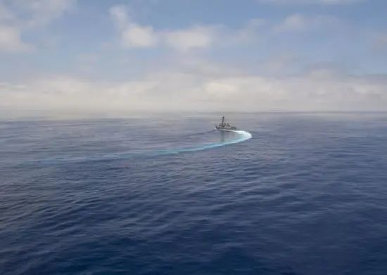 航母美军一艘驱逐舰驶入东海,水兵在甲板拼出“115”字样