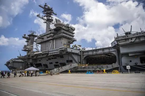 航母美军一艘驱逐舰驶入东海,水兵在甲板拼出“115”字样