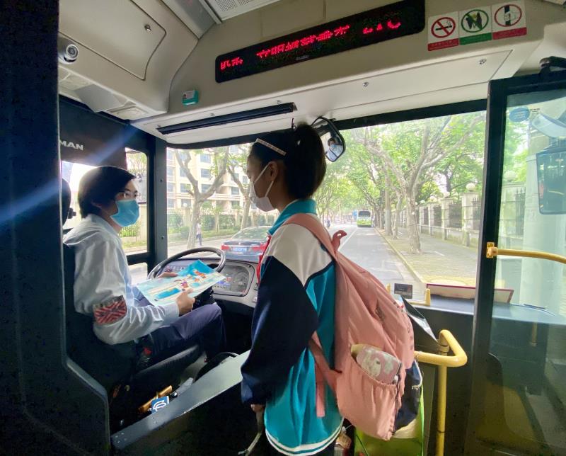 专车增加班次开启学生专车，巴士一公司护航学子出行