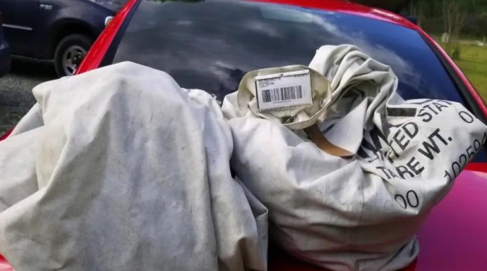 文汇报美国一家庭开车出游，竟在路上捡到一百万美金