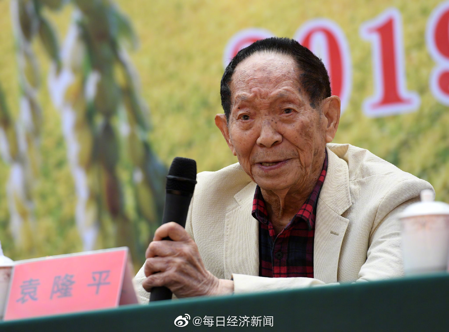 李子柒李子柒与袁隆平、冯巩居然共享了同一个身份！网友：次元壁碎了