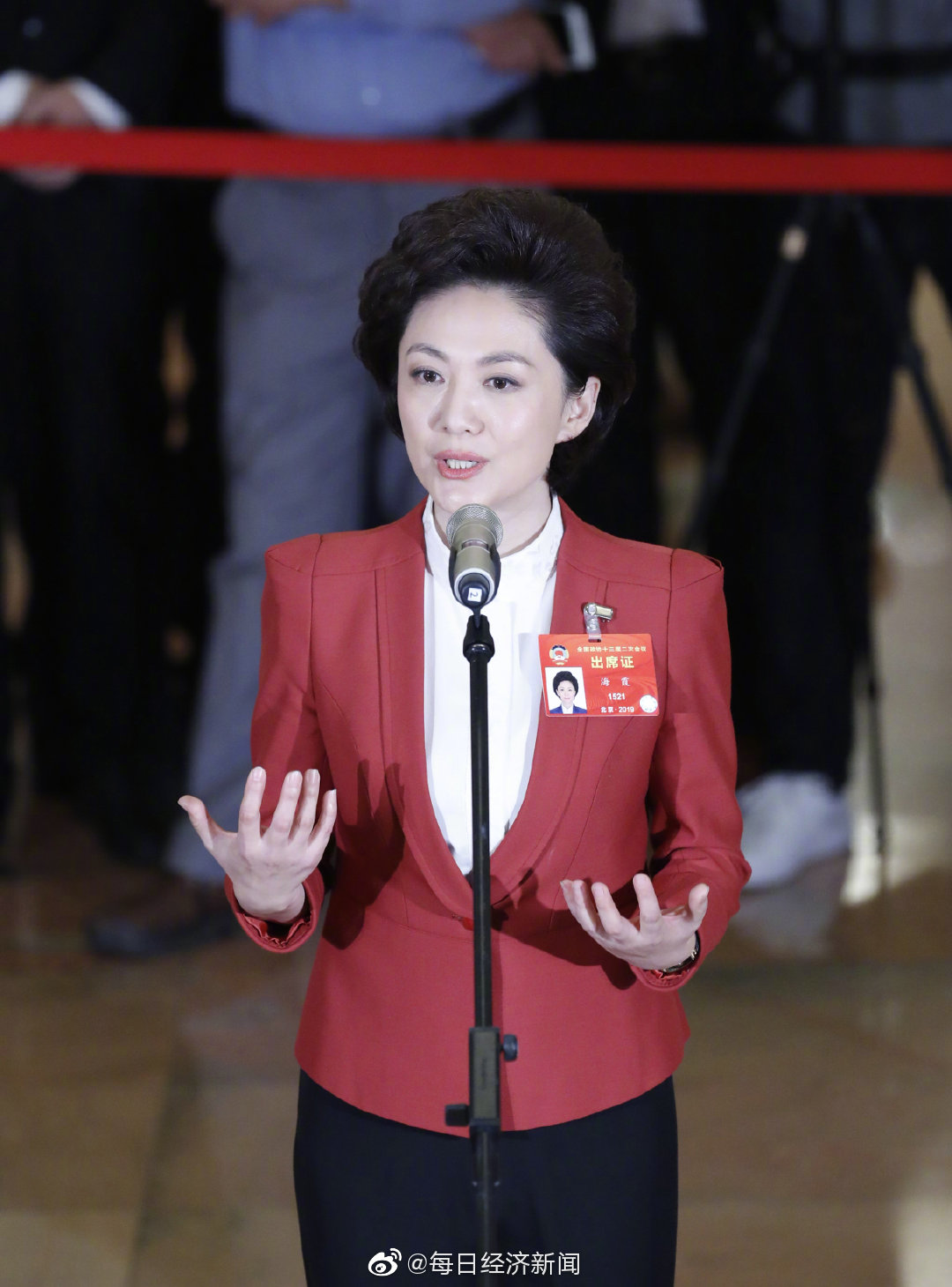 李子柒李子柒与袁隆平、冯巩居然共享了同一个身份！网友：次元壁碎了