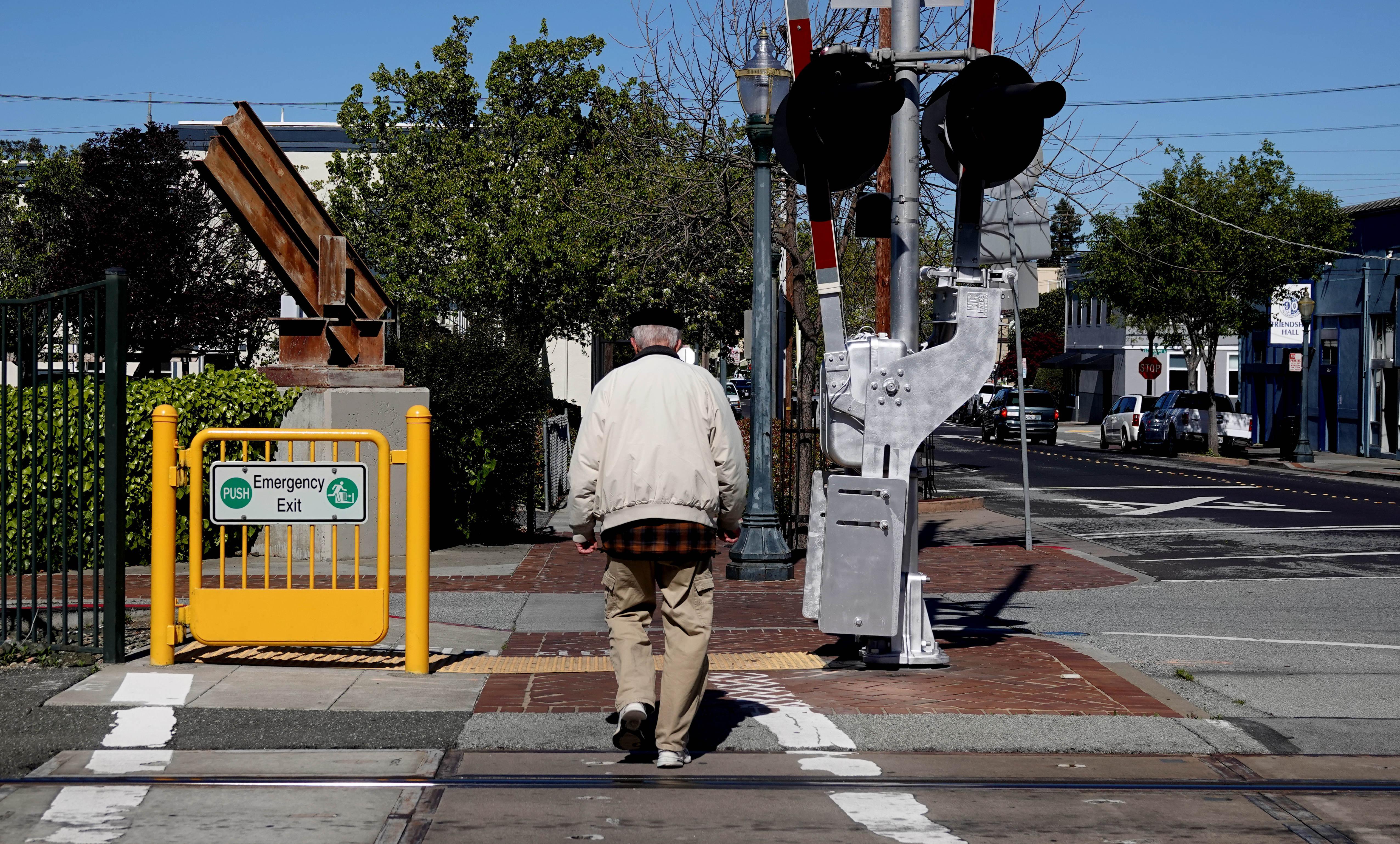 疫情为何美国引以为傲的“生而平等”竟成“老无所依”？