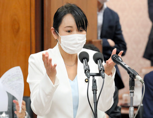 文汇报疫情期间聚众通宵打麻将，安倍心腹丑闻曝光后请辞