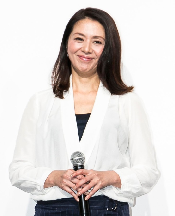 文汇报疫情期间聚众通宵打麻将，安倍心腹丑闻曝光后请辞