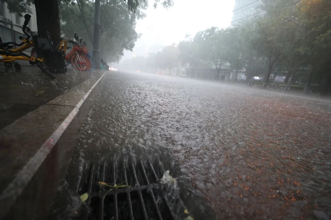 北京暴雨刚刚，北京暴雨倾盆！今晚或有冰雹、7级大风