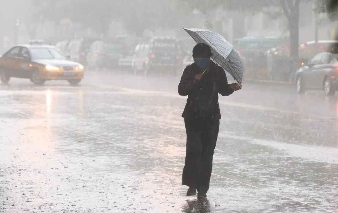 北京暴雨刚刚，北京暴雨倾盆！今晚或有冰雹、7级大风