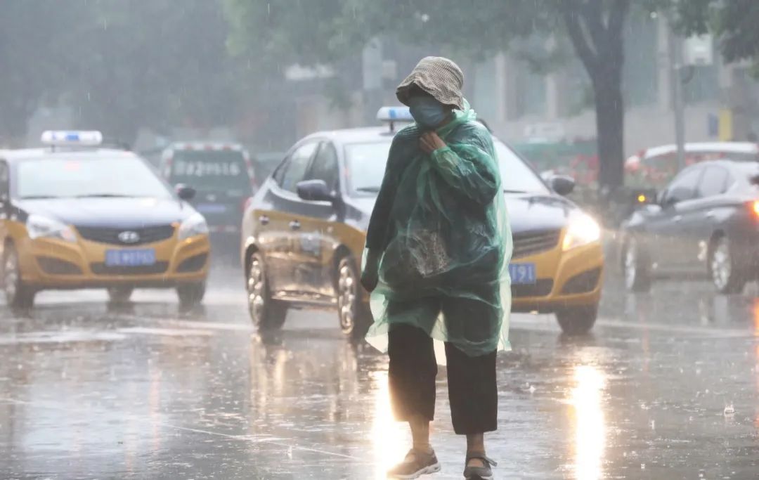 北京暴雨刚刚，北京暴雨倾盆！今晚或有冰雹、7级大风