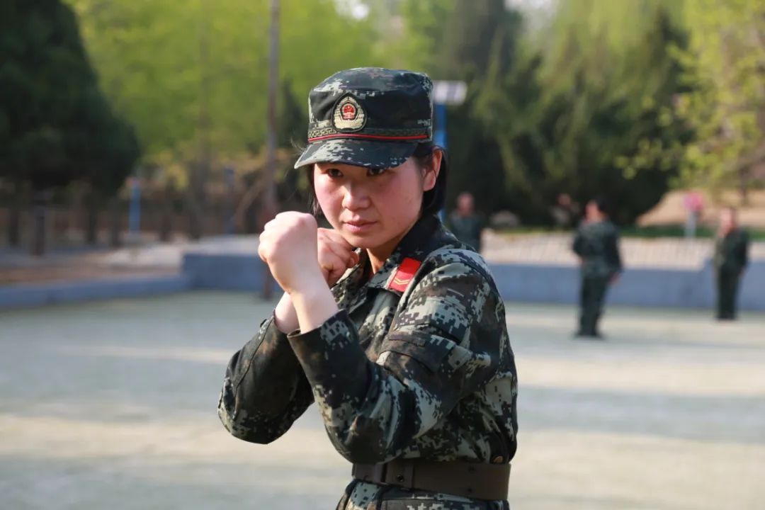 女兵熄灯号丨女兵的美,不在于脸有多白、手有多嫩、颜值有多高