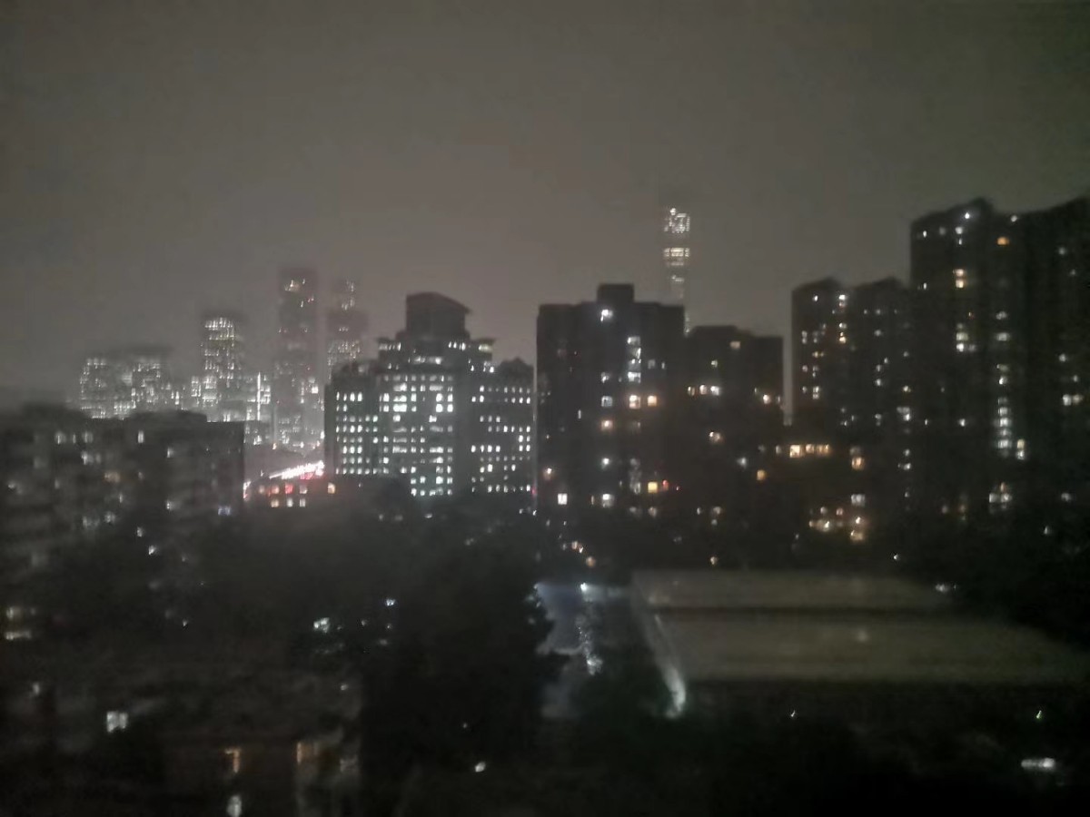 北京暴雨刚刚，北京白昼如夜，暴雨倾盆，门头沟出现冰雹