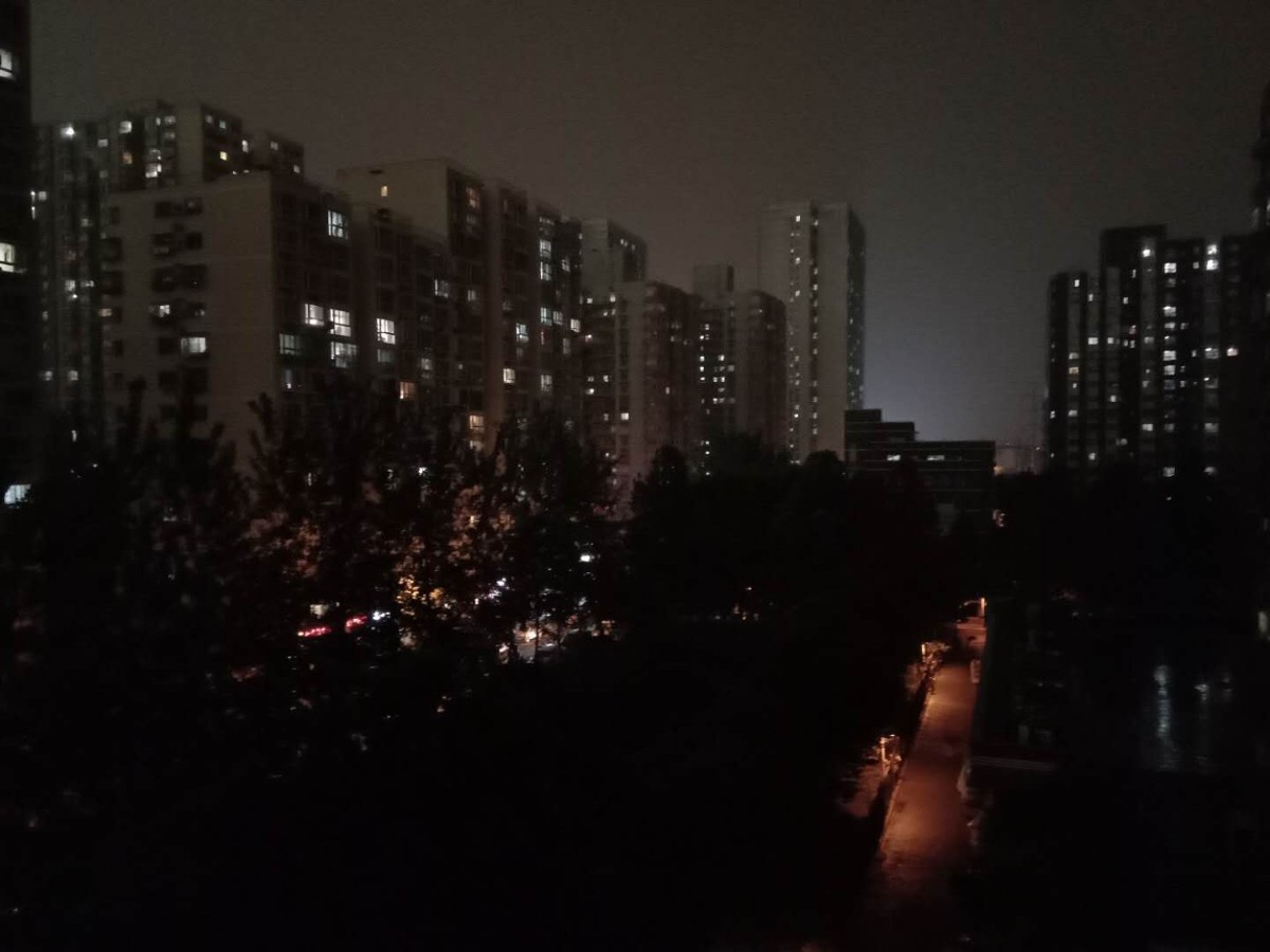 北京暴雨刚刚，北京白昼如夜，暴雨倾盆，门头沟出现冰雹