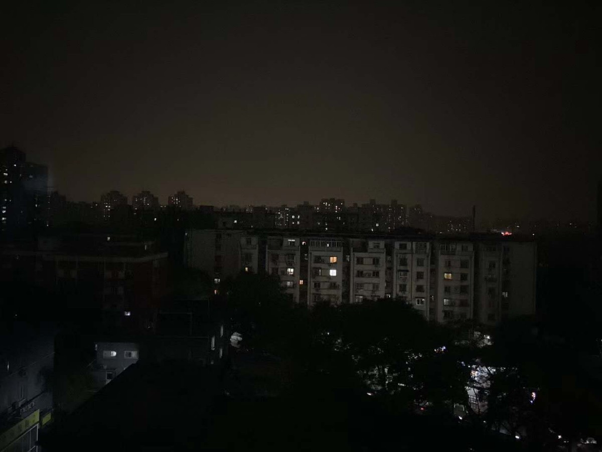 北京暴雨刚刚，北京白昼如夜，暴雨倾盆，门头沟出现冰雹