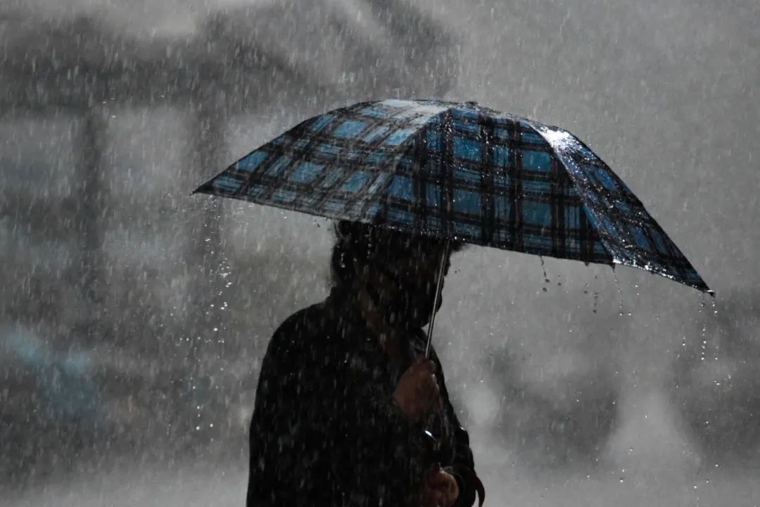 天气刚刚，北京白昼如夜、暴雨倾盆！专家释疑