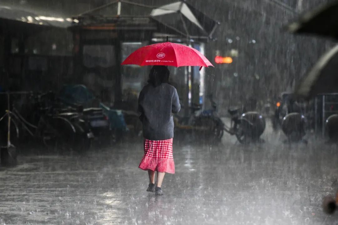 天气刚刚，北京白昼如夜、暴雨倾盆！专家释疑