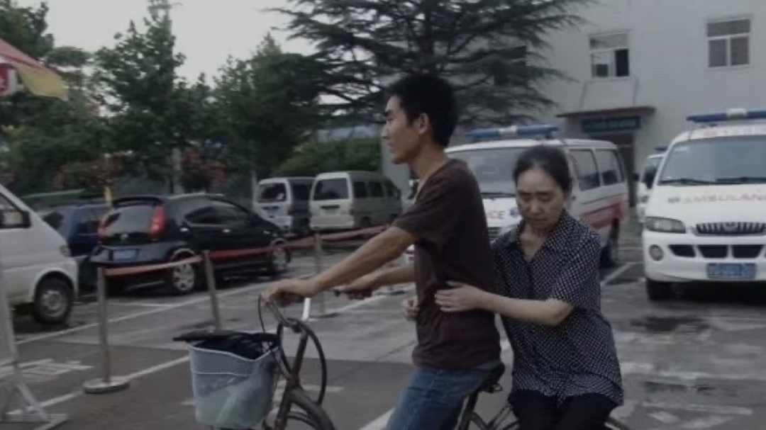 大学12年了！那个“千里背疯娘上大学”的孝子，现在怎么样了？