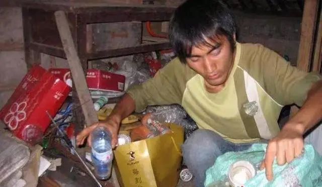 大学12年了！那个“千里背疯娘上大学”的孝子，现在怎么样了？