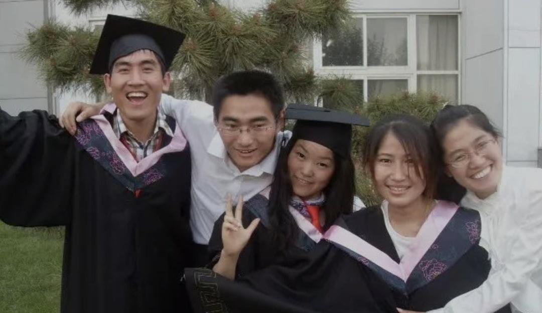 大学12年了！那个“千里背疯娘上大学”的孝子，现在怎么样了？