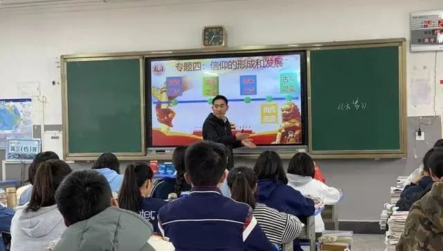 大学12年了！那个“千里背疯娘上大学”的孝子，现在怎么样了？