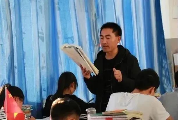 大学12年了！那个“千里背疯娘上大学”的孝子，现在怎么样了？