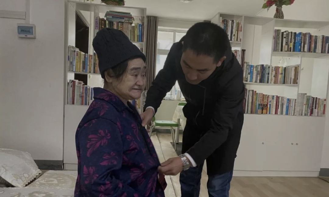 大学12年了！那个“千里背疯娘上大学”的孝子，现在怎么样了？