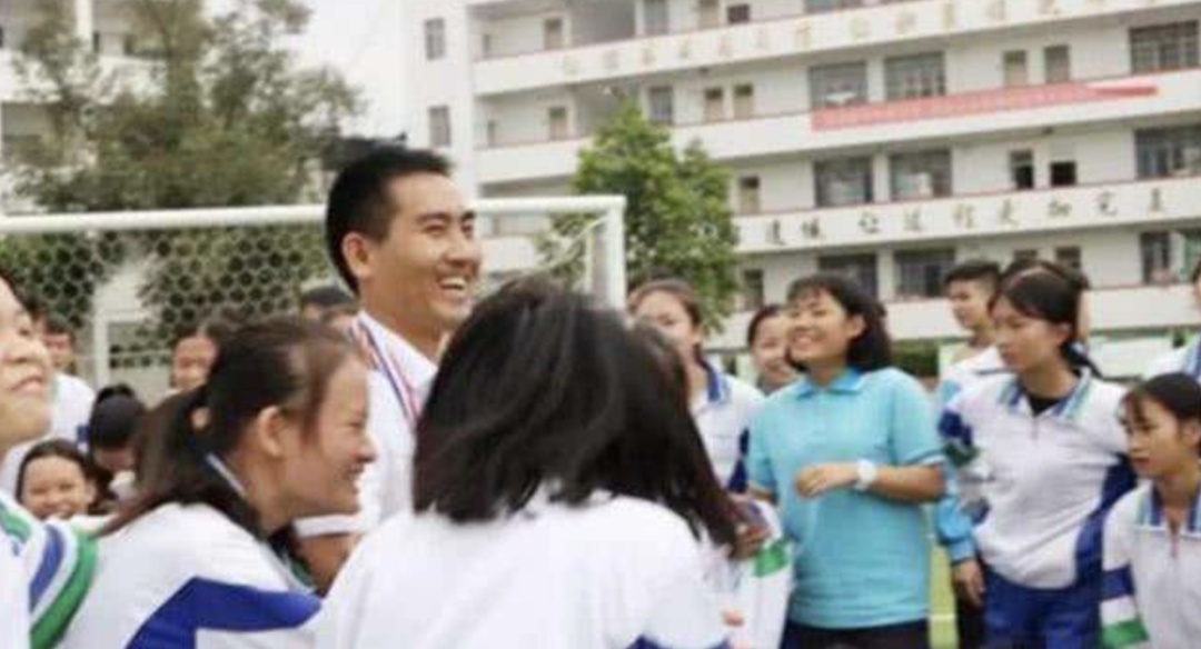 大学12年了！那个“千里背疯娘上大学”的孝子，现在怎么样了？