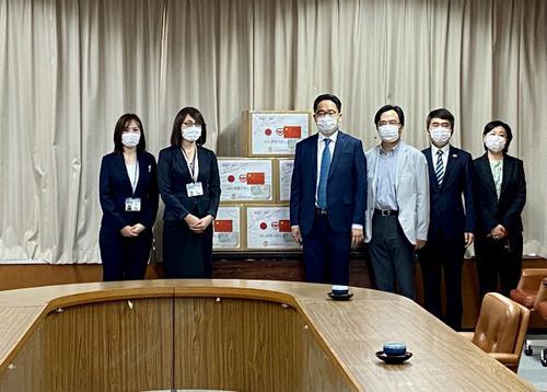 华侨华人日媒：四国华侨华人联合会向当地捐口罩