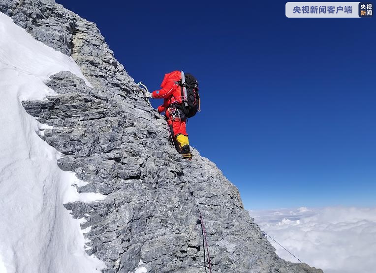 央视新闻2020珠峰高程测量登山队向海拔8300米进发 计划27日凌晨攻顶