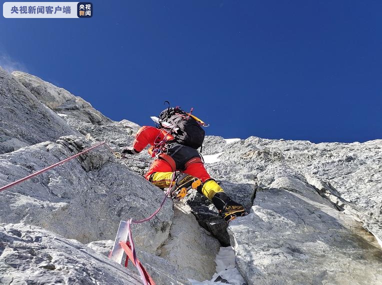 央视新闻2020珠峰高程测量登山队向海拔8300米进发 计划27日凌晨攻顶