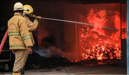 央视新闻印度首都新德里贫民窟和制鞋厂先后起火 数百人无家可归