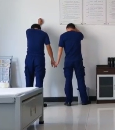 消防员|消防员吵架被罚手牵手一下午