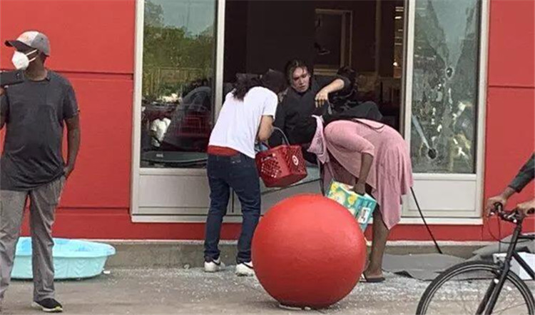 美国警察|“我喘不上气”,美国黑人遭白人警察锁喉致死引发大规模抗议