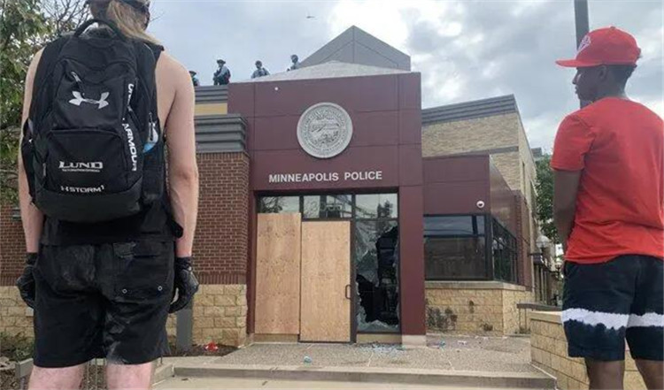 美国警察|“我喘不上气”,美国黑人遭白人警察锁喉致死引发大规模抗议