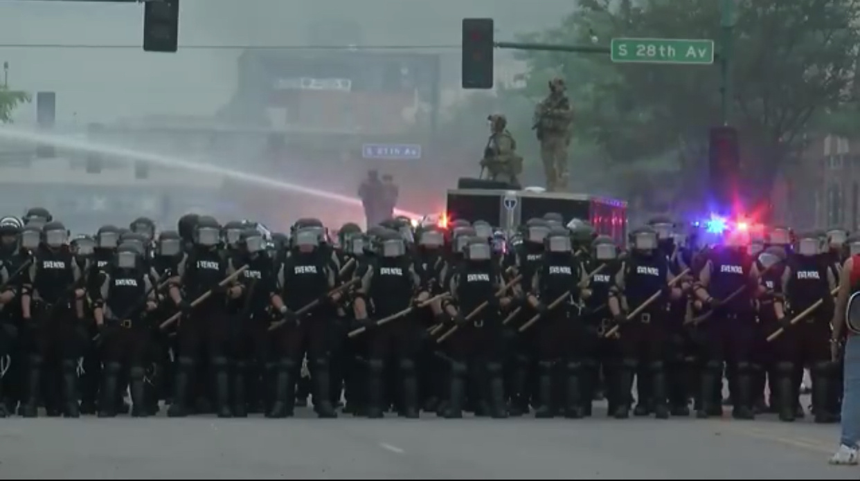 国际|整夜骚乱之后：警察与国民警卫队清晨强势清场，水炮车出动！