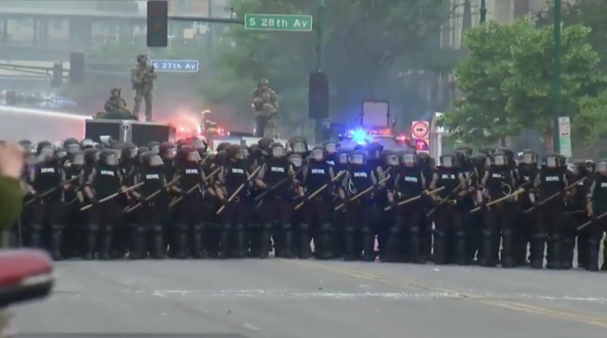 国际|整夜骚乱之后：警察与国民警卫队清晨强势清场，水炮车出动！