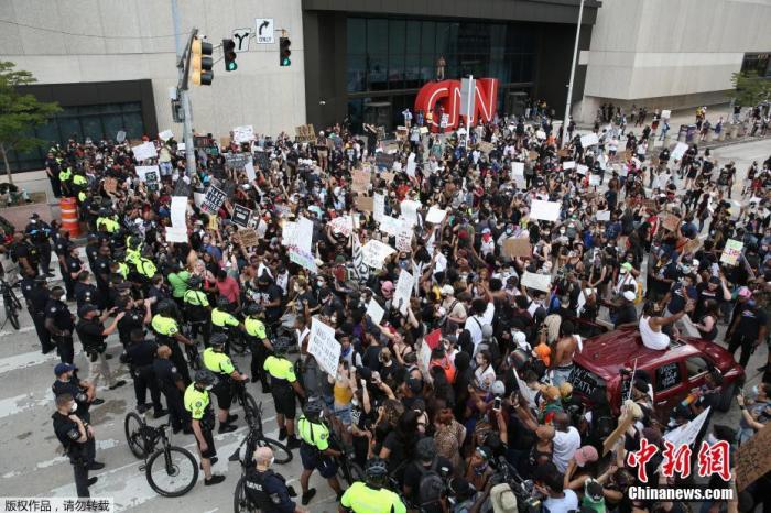 国际社会|美警察暴力执法致至少20城爆发示威 数百抗议者被捕