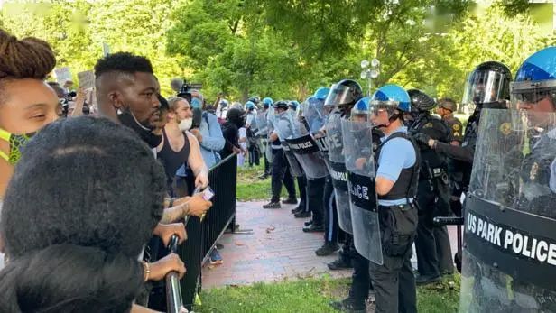 美国警察|白宫被围，要放狗咬人？“美式人权”被撕破脸！