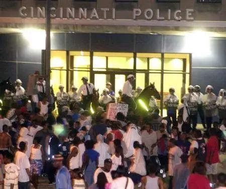 美国警察|白宫被围，要放狗咬人？“美式人权”被撕破脸！