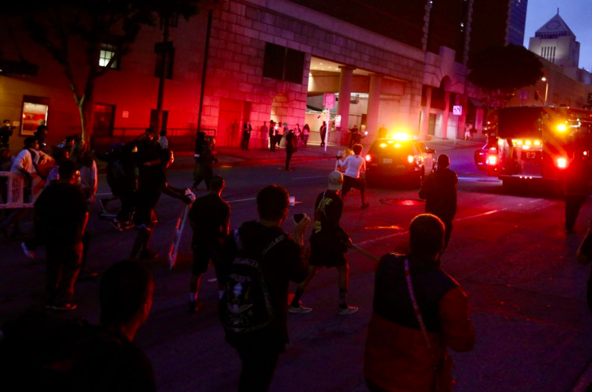 文汇报|美国洛杉矶示威发展为骚乱,533人被逮捕