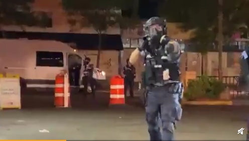 美国警察|可怕！美国记者举牌亮身份遭无视 被警方喷胡椒粉