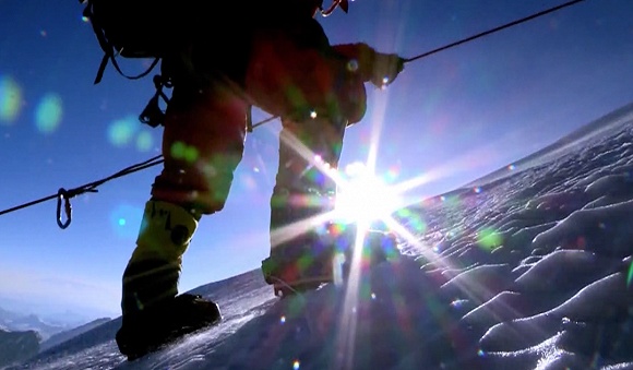 央视新闻|新闻周刊丨来之不易的珠峰登顶，攀登者经历了哪些挑战？